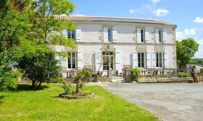 Saint-Saturnin-du-Bois House | Quiet, natural gite between La Rochelle, the Marais Poitevin, Niort and Rochefort