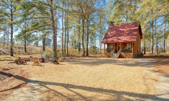 Quitman Cabin | Quiet, Private Lodge with Loft, 2 Beds & Fireplace