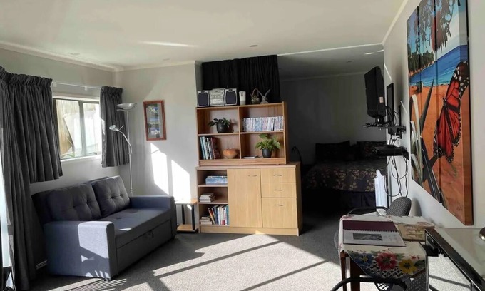 Manly Apartment | Quiet restful unit with seaviews