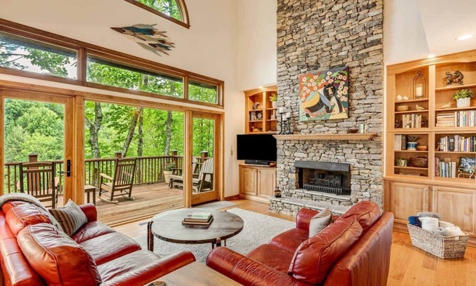 Sapphire House | Quiet Riverfront Retreat, 3 Decks, Lake/Kayaks