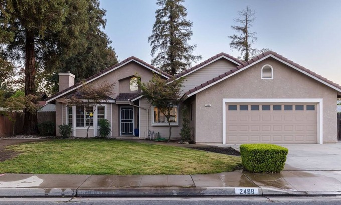 Clovis House | Quiet&Safe Neighborhood | New King, CalKing and Queen Beds w/Pool