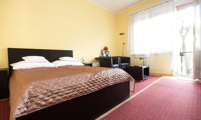 Erzsebetvaros Apartment | Quiet Studio in downtown with a balcony and garden views