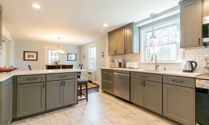 Fairfield House | Quiet suburban home close to Fairfield beaches and universities