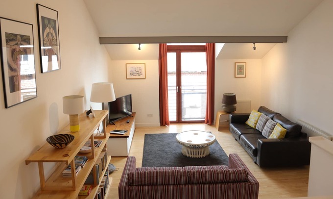 City Centre Glasgow House | Quiet townhouse with private entrance and parking in city centre