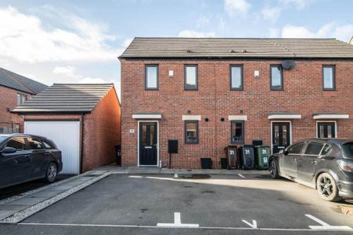 Wolverhampton House | Quiet Two Bedroom House Driveway Parking & Garden