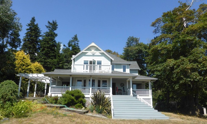 Indianola House | Quiet waterfront home in Indianola, Kitsap County, Seattle