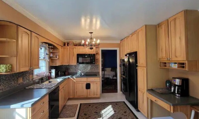 Manassas House | Quiet Wooded Retreat - Cohosted by Chau and John