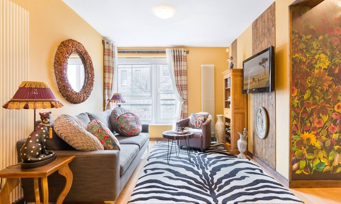 Old Town Apartment | Quirky 1 Bedroom Apartment next to Holyrood Palace