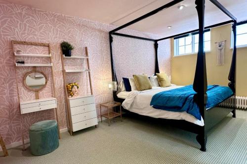 Hove House | Quirky Seaside Family Cottage walk to the waves!