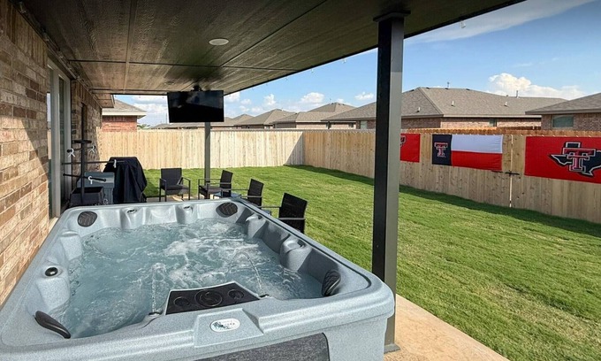 Lubbock Resort | Raider Resort ~ Hot Tub, Arcade, and Luxury for 14 Guests in Red Raider Land