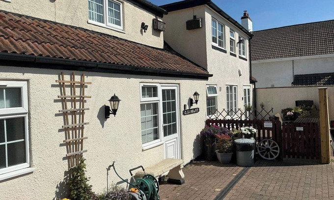Louth Cottage | Rain Hill Cottage - Sleeps 4, Parking & Pets Ok