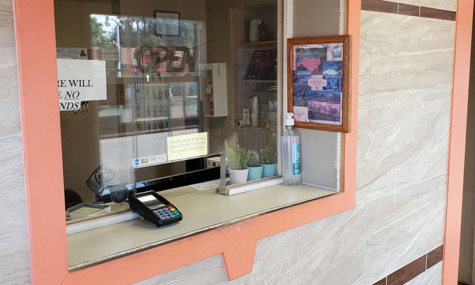 Central Colorado Springs Hotel | Ranch motel