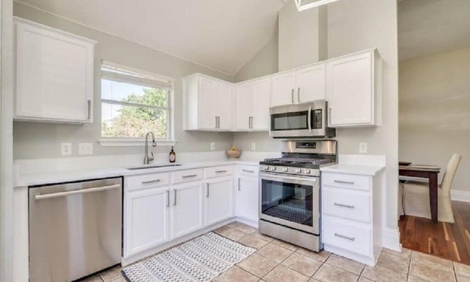 Cat Hollow House | Ranch style 4 bedroom close to Domain & Kalahari