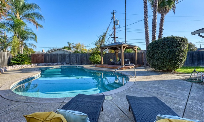Sacramento House | RanchoHouse with Pool LargeYard Downtown Shopping