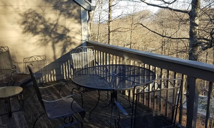 Roseland Condo | RARE 3B/2B Mountain Top Condo Walk to the Slopes and Resturants! Slope Views!