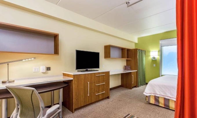 Newtonville Hotel | Rare Find! 3 Convenient Units! Kitchen, Pool, Free Breakfast and Parking!