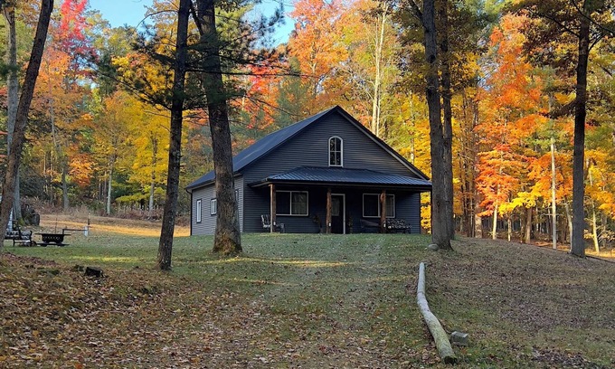 Baldwin Cabin | Rare Modern 3-bedroom cabin in Baldwin