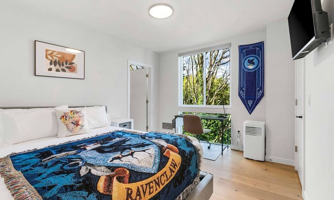 East Queen Anne Apartment | Ravenclaw's Roost of Reason Sweet Suite