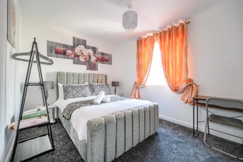 Batley House | -RB 2F 421- For your Relaxed, Cosy stay, Parking