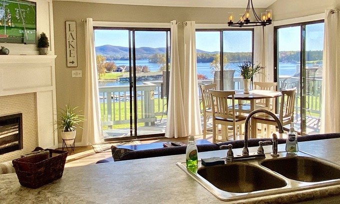 North Shore Condo | REALLY THE BEST FALL VIEW @BERNARDS LANDING-BOOK NOW-INDOOR POOL HOT TUB OPEN