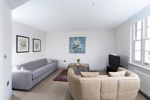 Askew Apartment | Recently redecorated spacious and Modern 1BR flat in West London