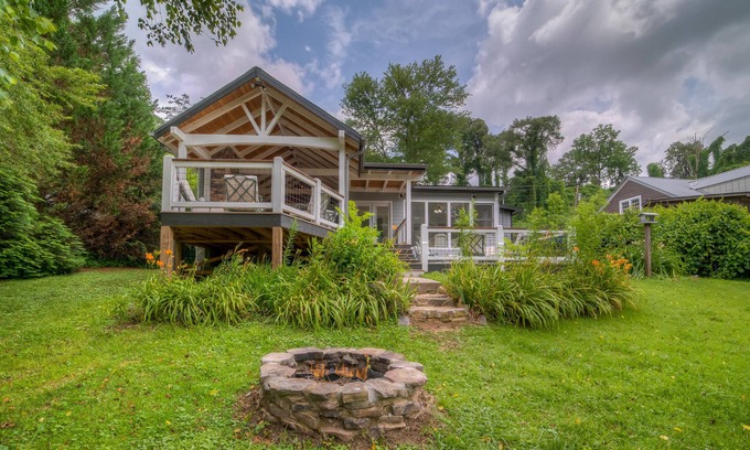 Williamstown House | Recently updated home on Toccoa River close to downtown w/Central A/C & WiFi