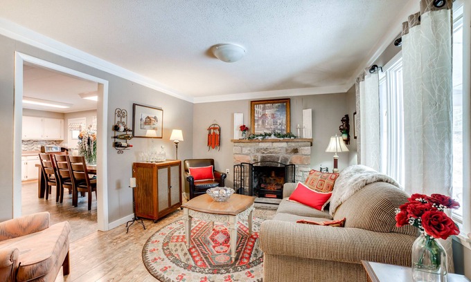 Gray House | Rector Home w/Hot Tub ~ 6 Mi to Ligonier!