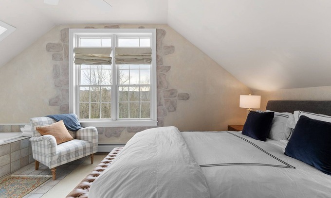 Mendon Apartment | Red Clover Inn: Lovers Queen Suite near Killington