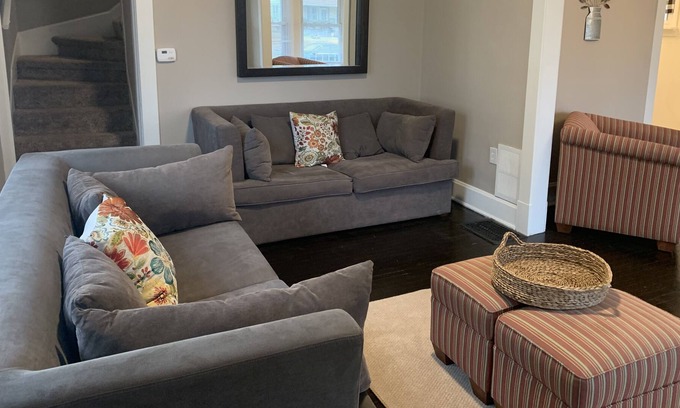 Middletown House | Red Door Charm 4 bed 2 Bath With Hot Tub