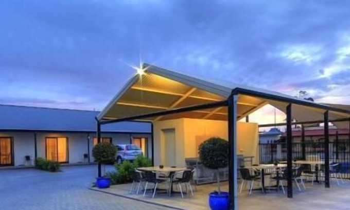 Broken Hill Hotel | Red Earth Motel