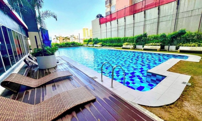 Legazpi Village Condo | RED Luxe Haven Comfy Stay, Netflix and Fast Wifi Ready