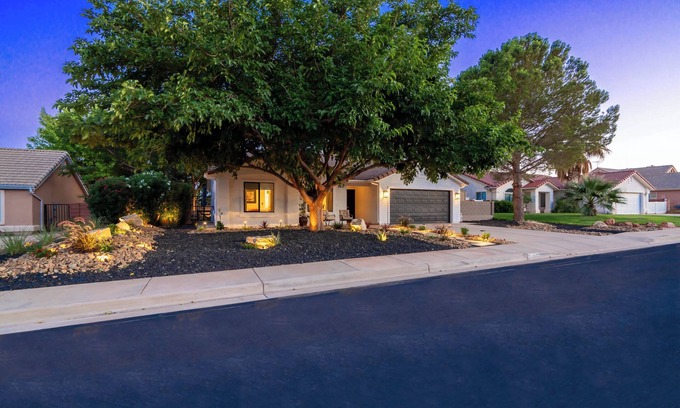 Ivins House | Red Mountain Oasis Entire home Pet Friendly 5 minutes- Snow Canyon Park-Tuacahn
