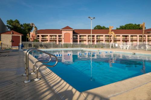 Northwest Hotel | Red Roof Inn Virginia Beach-Norfolk Airport