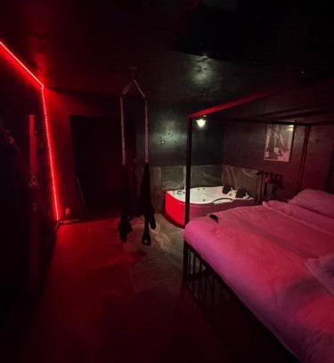 Sector 4 Hotel | Red Room