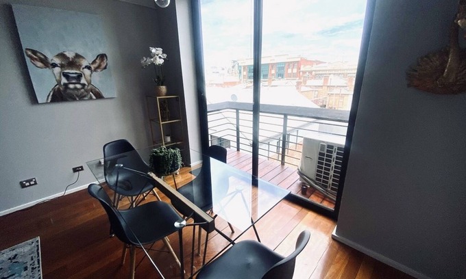 Windsor Apartment | Red Tuilp Apartments - Industrial Chic in the Heart of Prahran