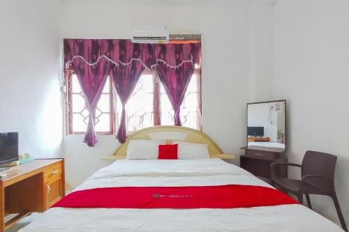Banjarmasin Hotel | RedDoorz near Gapura Kota Banjarmasin
