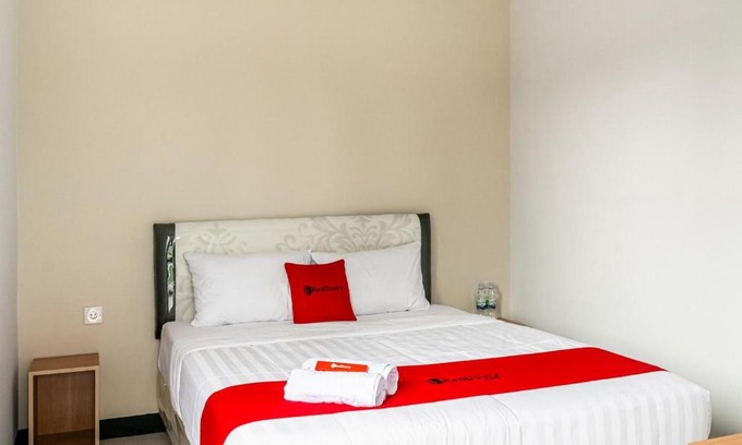 Jakarta Hotel | RedDoorz near Puri Indah Lippo Mall 2
