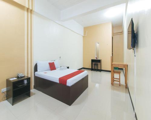 Muntinlupa Hotel | RedDoorz near SM City Muntinlupa