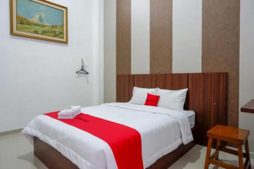 Laweyan Hotel | RedDoorz near Stasiun Purwosari