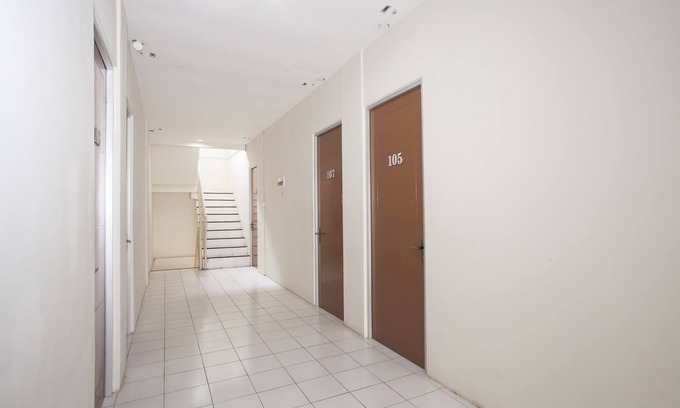 Surabaya Hotel | RedDoorz Plus near Galaxy Mall