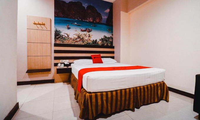 Makassar Hotel | Reddoorz Plus near Makassar Town Square