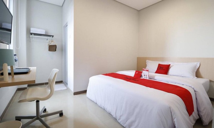 Kebayoran Lama Hotel | RedDoorz Plus Syariah near Mall Pondok Indah