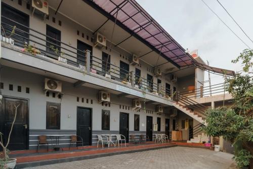 Babakan Hotel | RedDoorz Syariah near Ciledug Station