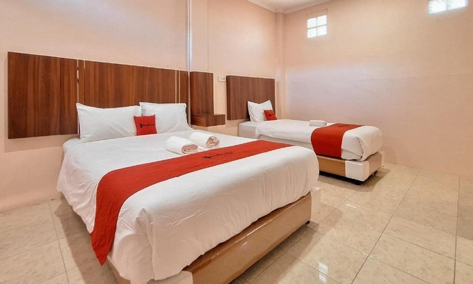 Padang Hotel | RedDoorz Syariah near Pasar Raya Padang