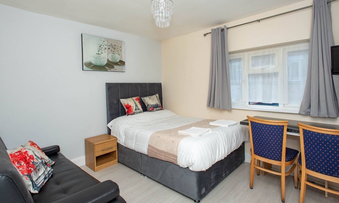 London Borough of Bromley Apartment | *Reduced Rates* Compact Studio 20 minutes to London via fast train