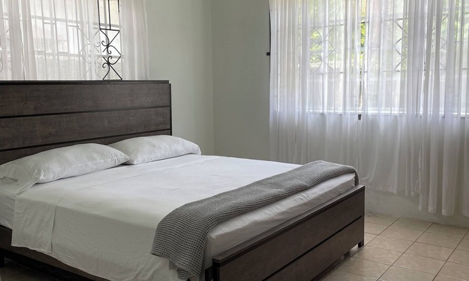 West End House | REDY BUGS l YOUR RUSTIC EXPERIENCE 6-MIN FROM RICKS CAFE & 12-MIN TO 7 MILE