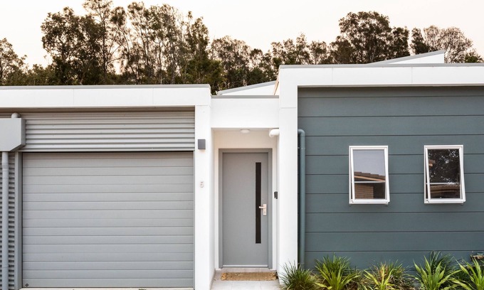 Port Macquarie Villa | Refresh@Shellys. Boardwalk stroll down to beach from modern coastal villa.