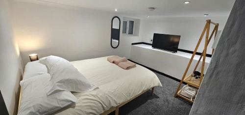 Gillingham House | Refurbished 4-Bed Home Near Hospital & Station