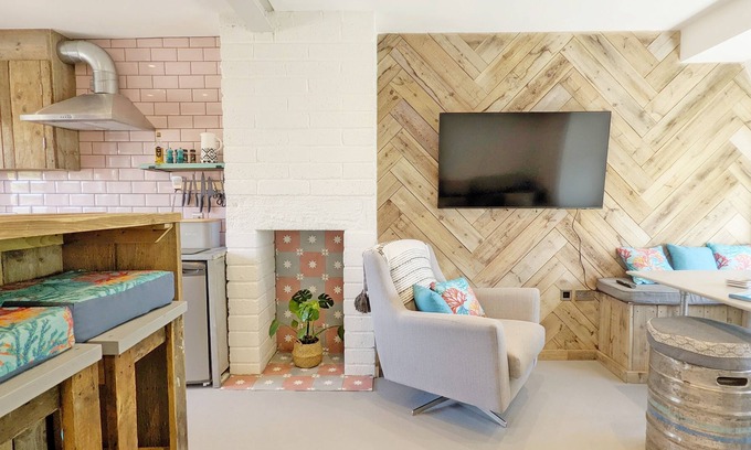 East Wittering Cottage | Reiska, West Wittering - sleeps 6 guests in 2 bedrooms
