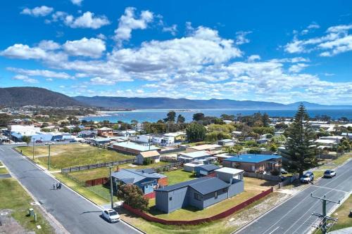 Bicheno House | Relax @ 31 - Location Location!
